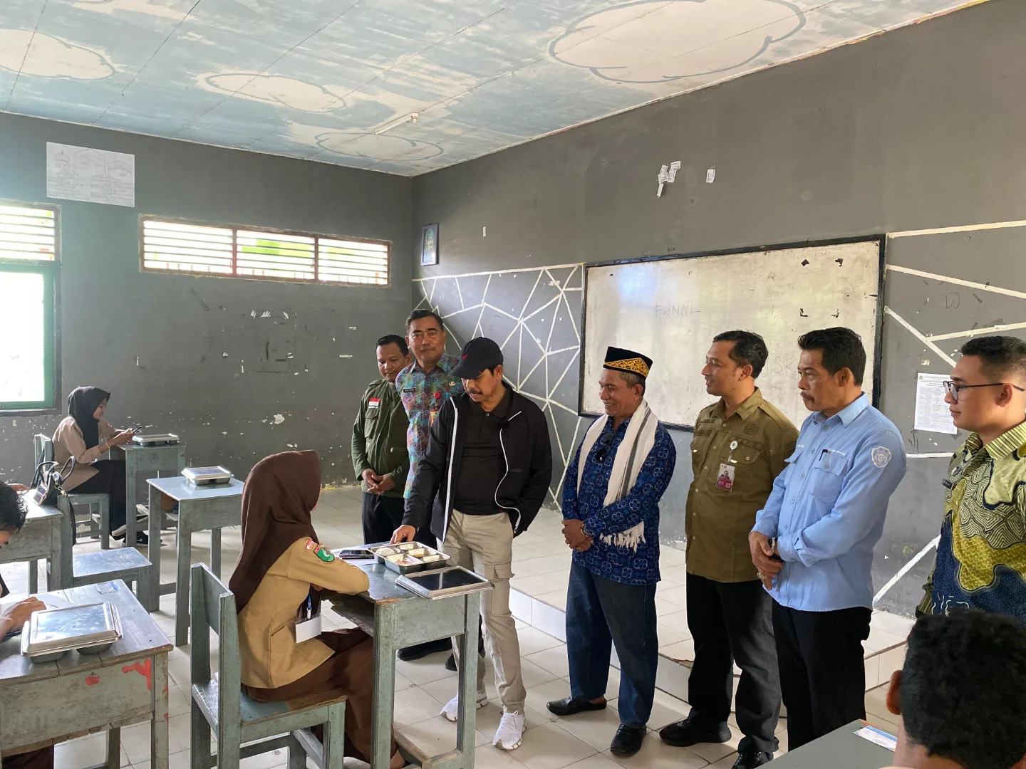 Tinjau Program Makan Bergizi Gratis, Wakil Bupati PPU Abdul Waris Muin Kunjungi SMK MUTU PPU
