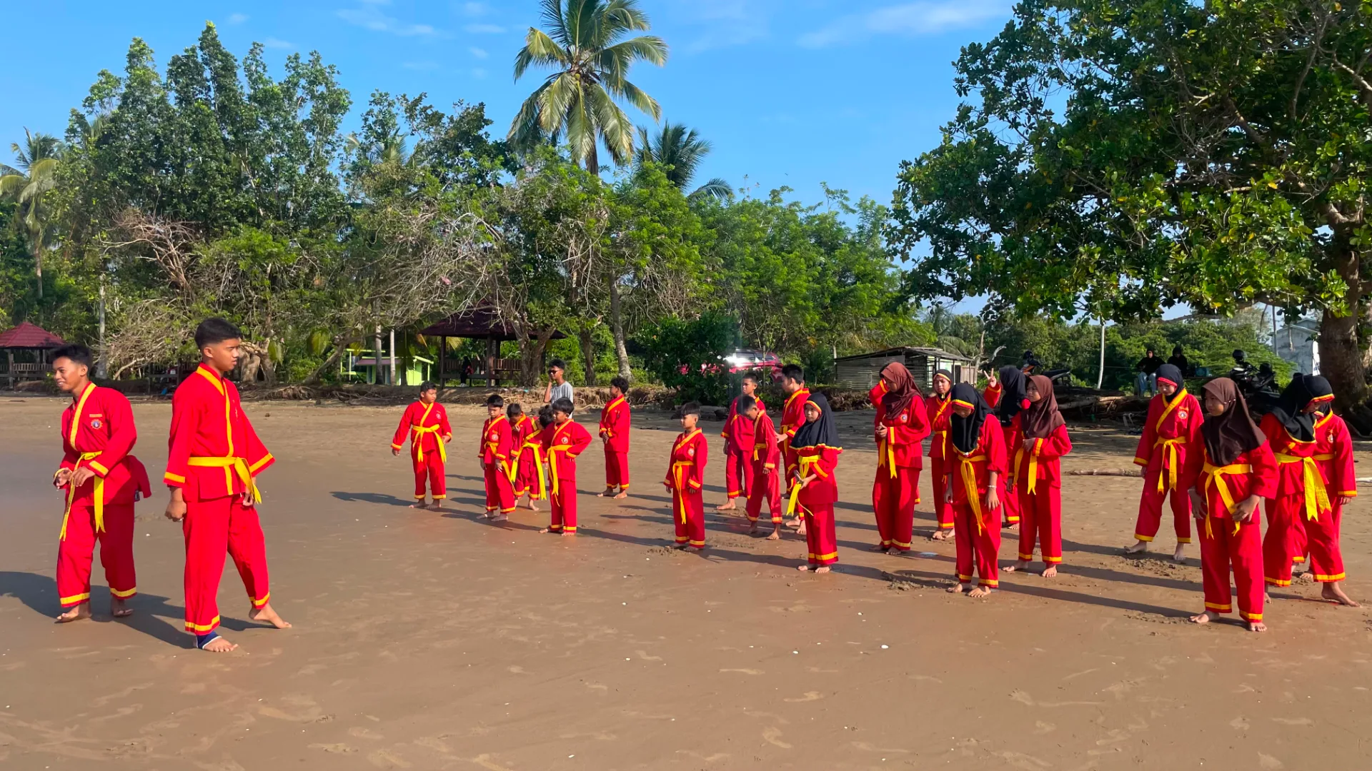 Pererat Silaturahmi dan Asah Mental Pesilat, Tapak Suci Cabang Babulu Gelar Latihan Gabungan di Pantai Corong Tanjung