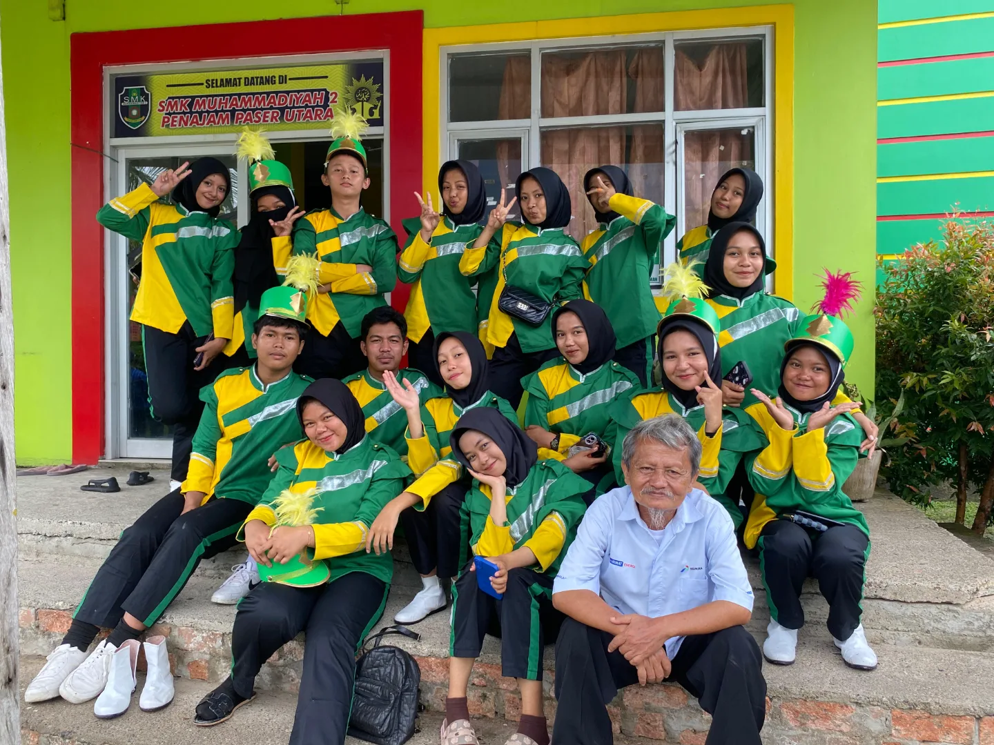 Foto Bersama Pelatih Eskul Marching Band