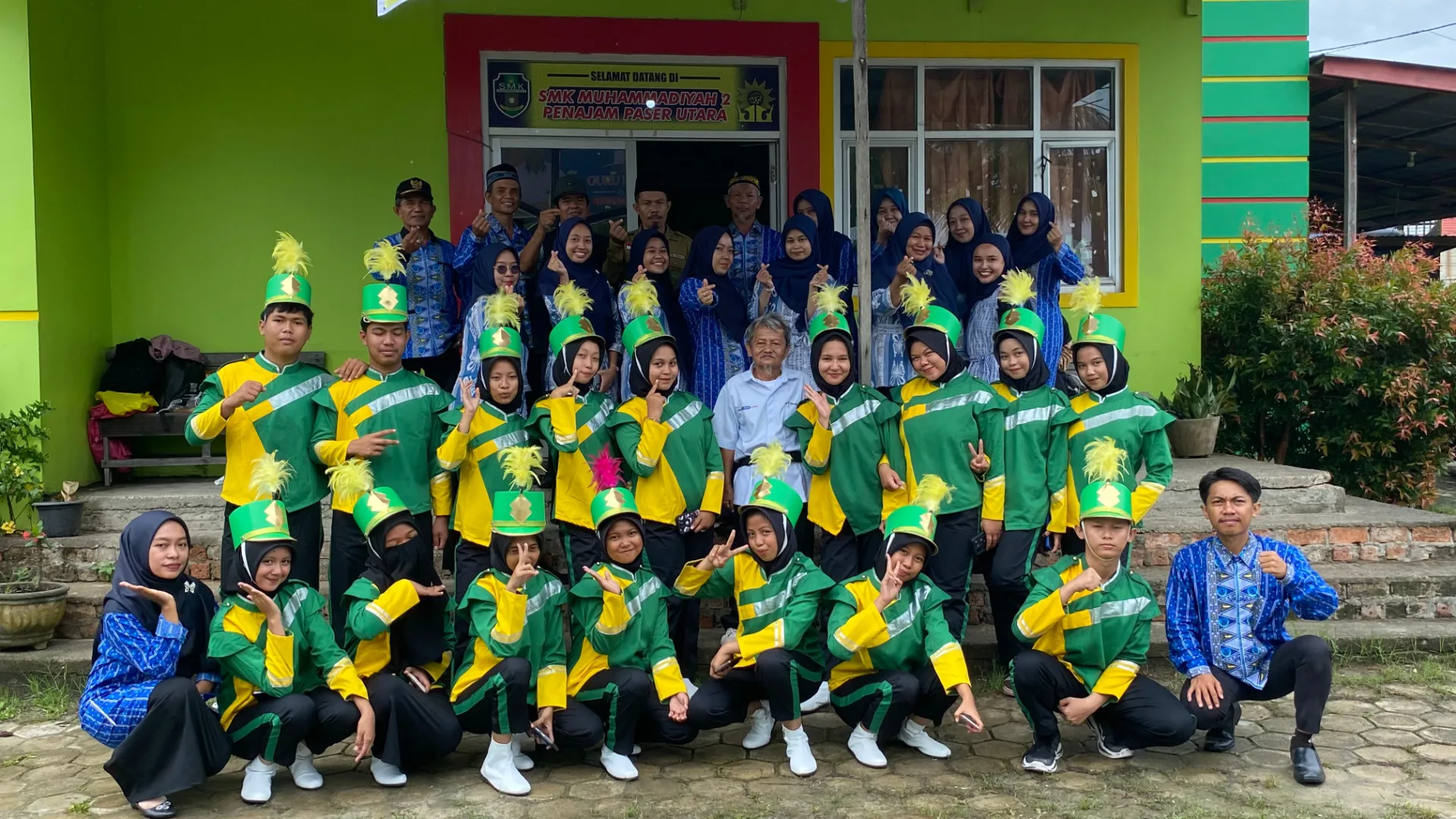 Foto Bersama Guru dan Siswa/i Eskul Marching Band