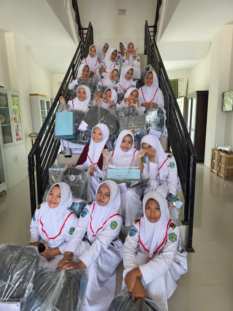 Peserta Didik SMKN 1 PPU Terima Seragam dan Atribut Sekolah melalui Program Gratispol